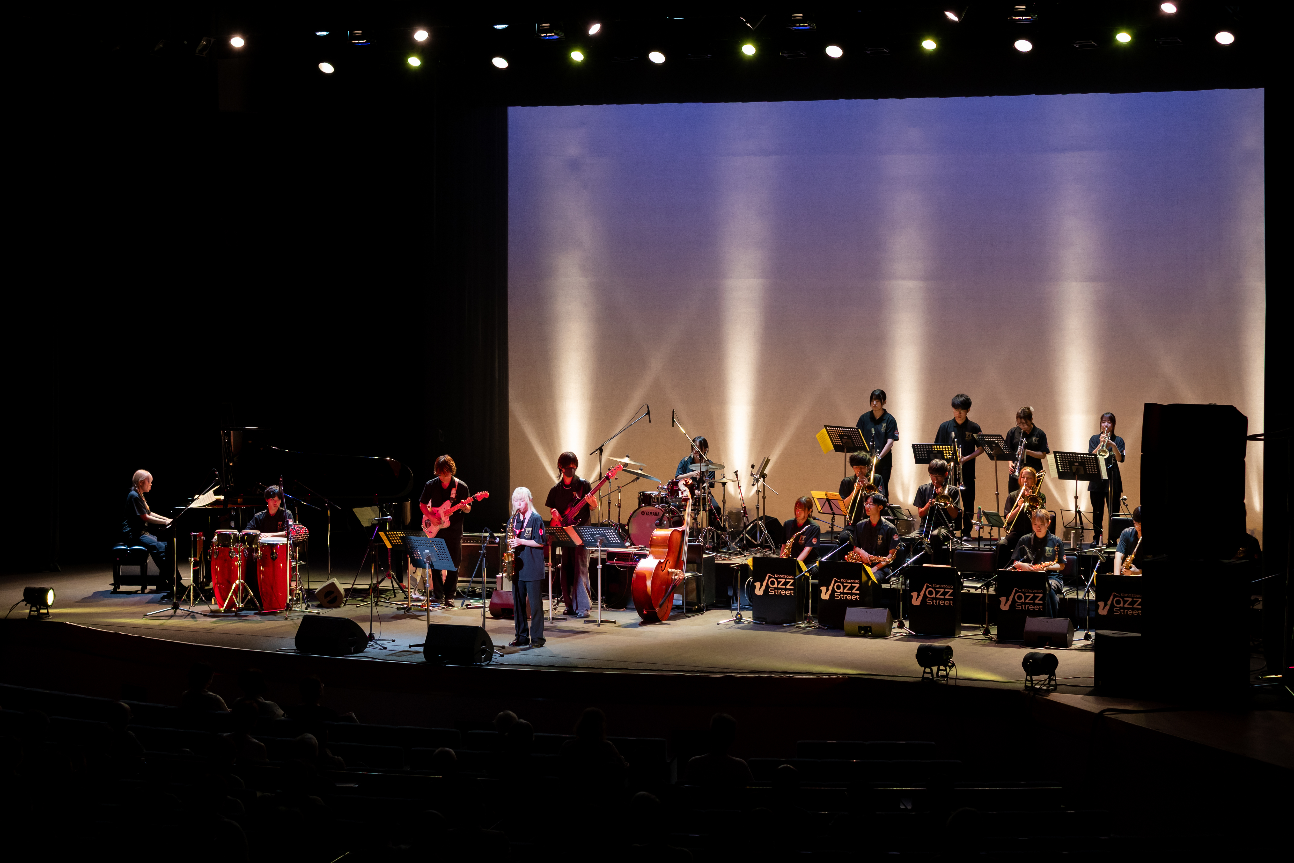 ステージで演奏するKANAZAWA Swing Jazz Collective