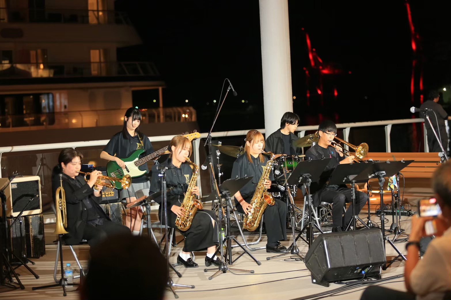 夜の屋外ステージでの演奏